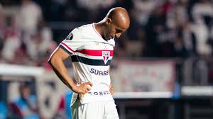 Diretor do São Paulo confirma Lucas fora por até dois meses e diz se nova lesão muda plano de renovação