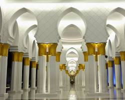 Gambar Masjid Sheikh Zayed Solo Columns and Arches Interior