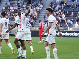 Willian Pacho pone orden: El PSG gana de visita con el regreso del ecuatoriano y ya mira a la Champions (VIDEO)