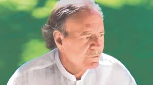 Julio Iglesias demanda a la Ministra de Trabajo