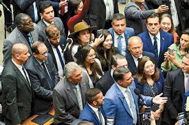 Fragmentação de candidaturas na direita ameaça plano bolsonarista de eleger maioria no Senado