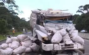 Caminhoneiro morre após colidir na traseira de carreta na Grande João Pessoa