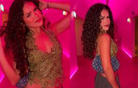 Maisa combina look estiloso com bolsa jeans de R$ 14 mil em álbum de fotos em Madrid