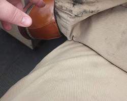 bicycle chain grease stain on pants photoの画像