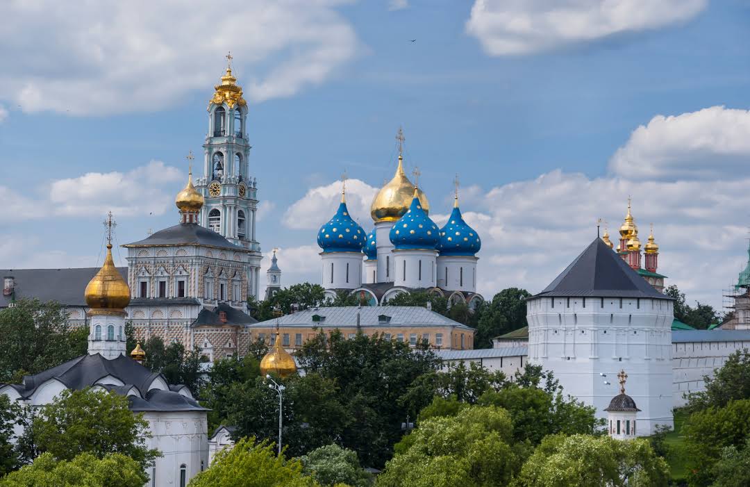 Гостиница троице сергиевой лавры. Троице-Сергиева Лавра. Торговые ряды Свято-Троицкая Сергиева Лавра. 5 Рублей Троице-Сергиева Лавра. Украсили фресками Троице Сергиева монастыря 15 века.