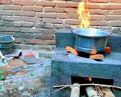 Gambar Proses memasak Kepala Kambing di dapur tradisional dengan tungku kayu