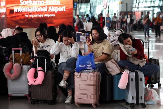 Anak Krakatau's 25-hour eruption ends, but volcano remains on alert as ash closes seven Indonesian airports for second day, disrupting flights