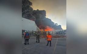 SLP: fuerte incendio en empresa de plásticos provoca evacuación masiva de 200 personas