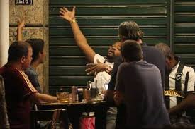Resultado de imagem para amigos na mesa de bar