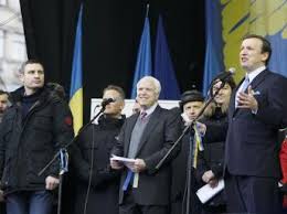 Kết quả hình ảnh cho Hình ảnh ông McCain tham gia biểu tình tại Kiev