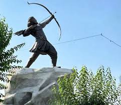 سازنده مجسمه آرش کمانگیر در میدان ونک: یک مدیر گفت ما این مجسمه آرش را نمی‌خواهیم، چون سیکس پک دارد تحریک کننده است
