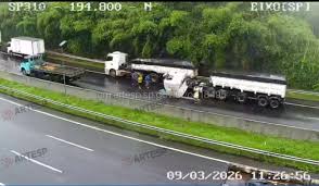 Colisão entre caminhão e semirreboque provoca congestionamento na Rodovia Washington Luís