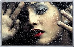 Resultado de imagem para mulher triste olhando a chuva 