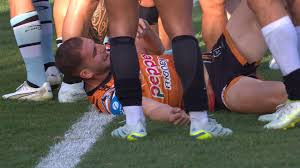 ‘Not expecting good news’: Tigers star suffers cruel injury against clinical Sharks — LIVE NRL