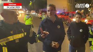 Incendie Majeur à Vannes! Toit d'Immeuble Ravagé, Pompiers en Alerte! - Imagen principal del artículo