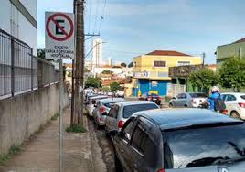 Resultado de imagem para foto de carros estacionados em locais proibidos