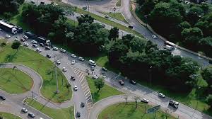 Mulher cai de moto e morre atropelada por caminhão no DF