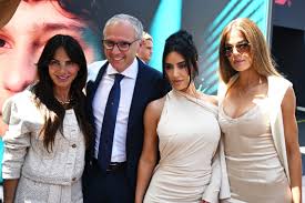 Kim Kardashian vai com Khloé ao GP de Mônaco de F1 ver corrida de Lewis Hamilton