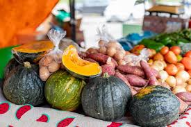 Verdura fresca e preço baixo: Feira da Agricultura Familiar atrai consumidores no Centro de Cuiabá