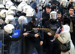 Resultado de imagem para anti-riot police tokyo