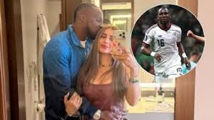 La esposa de Julián Quiñones posa con el billete de 500 pesos inspirado en el futbolista de “El Tri”