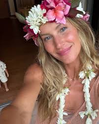 Vestido midi e detalhes florais: Os looks boho-chic de Gisele Bündchen em viagem de férias