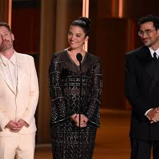 How Dan Levy, Annie Murphy, and Macaulay Culkin Honored Catherine O’Hara at the 2026 Emmys