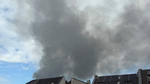 In Köln Bickendorf warnt die Feuerwehr aktuell vor Rauch und Geruchsbelästigung.