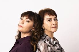Mãe acolhedora em 'Três Graças', Regiane Alves interpreta no teatro filha que é alvo de homofobia