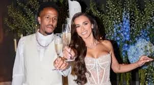 Pai de Tainá Militão fala sobre casamento da filha com jogador: "Queria que ela fosse mais"