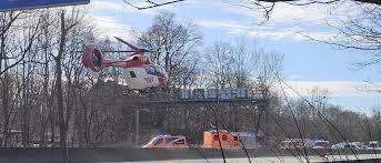 Medizinischer Notfall führt zu Unfall auf Berliner Avus Fahrbahn wird für Rettungshubschrauber gesperrt