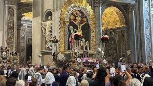 ¡Histórico! Papa Peruano Bendice al Señor de los Milagros en el Vaticano