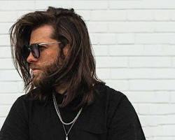 person with long hairの画像