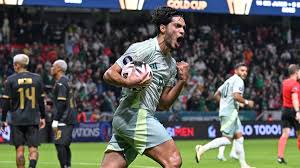Raúl Jiménez celebra su cumpleaños con la Copa del Mundo rumbo al Mundial 2026