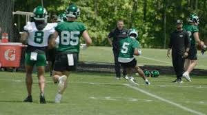 Jets OTA Highlight | Geno Smith Finds Garrett Wilson Along the Sideline
