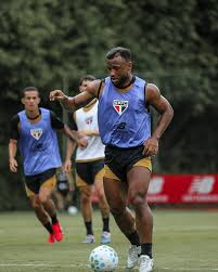 São Paulo breca renovação de dupla defensiva de olho em espaço para jovens de Cotia