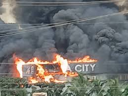 China City Mall for Kumasi catch fire, dey destroy property worth millions of cedis!