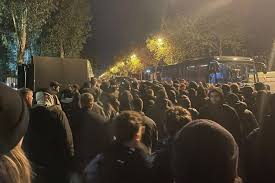 Insultes, crachats, gifles... : des joueurs de l’OGC Nice agressés par des supporters lors de leur retour après le match de Ligue 1 perdu 3-1 à Lorient