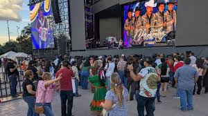 Grito: Chihuahuenses bailan al ritmo norteño en la Plaza del Ángel🎦