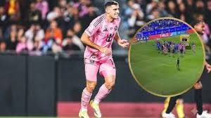 ¡Momentos de terror! Germán Berterame quedó noqueado tras un fuerte choque y una ambulancia lo retiró del campo