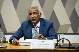 Romário diz à Justiça que penhora de salário no Senado compromete sua sobrevivência