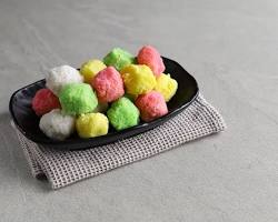 Gambar Geplak, a colorful, round candy made from coconut and sugar.