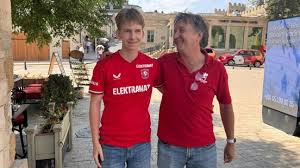 LIVE | Vader en zoon hebben vertrouwen in goede afloop: 'Hattrickje Weghorst'