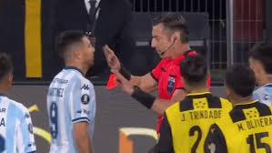 ¡De Rojo al Alivio! Maravilla Martínez y el VAR que Salvó a Racing - Imagen ilustrativa del artículo