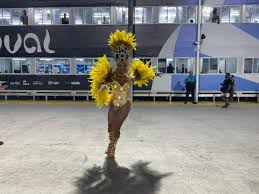 Vestida de Oxum, rainha de bateria do Império diz que mudou fantasia de última hora a pedido de Conceição Evaristo
