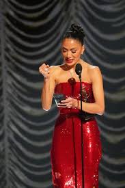 Katie Holmes Stuns at Tony Awards 2025 in Bold Fashion Statement - Imagen principal del artículo
