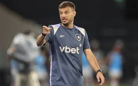 Decisão de treinador do Botafogo provoca reação de torcedores antes do jogo: 'Oremos'