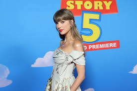 Taylor Swift Performs ‘I Knew It, I Knew You’ at ‘Toy Story 5’ Premiere, Says Movie Is a ‘Masterpiece’