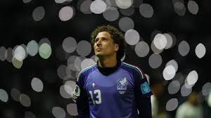 Con Messi y Cristiano: Guillermo Ochoa presume parche de leyenda