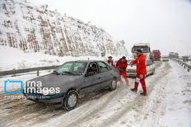 امدادرسانی هلال احمر به ۱۴ مسافر گرفتار در برف و کولاک جاده هام خراسان رضوی